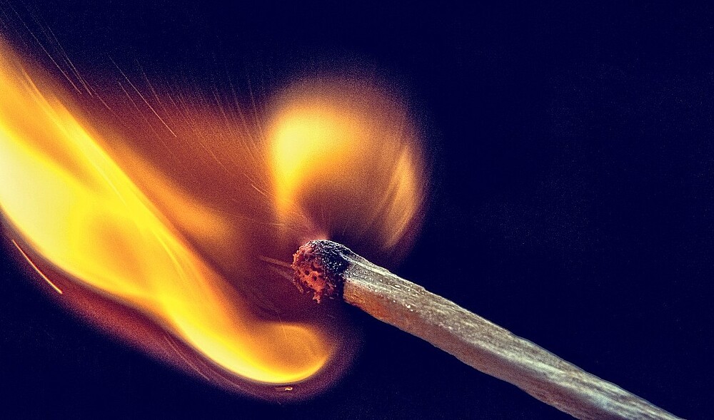 Ein brennendes Streichholz