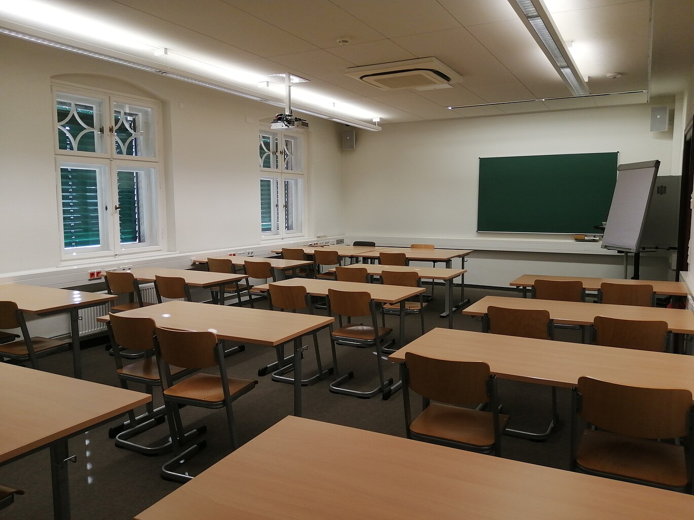 ein Seminarraum mit klassischer Bestuhlung und Tafel