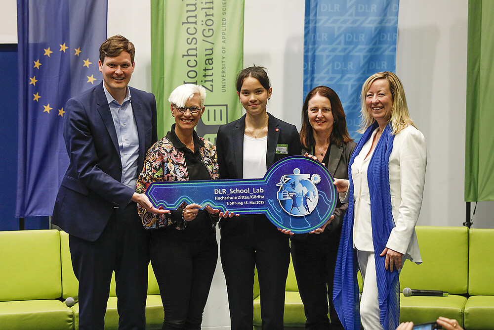 Conrad Clemens, Sächsisches Staatsministerium für Kultus (SMK), Prof. Dr.- Ing. Anke Kaysser-Pyzalla, Vorstandsvorsitzende des DLR, Helena Krüger, ehemalige Schülerin des Christian-Weise-Gymnasiums Zittau und Preisträgerin von Jugend forscht 2024, Prof. Dr. Heike Graßmann, Sächsisches Staatsministerium für Wissenschaft, Kultur und Tourismus (SMWK), Prof. Dr. Sophia Keil, Prorektorin Forschung, Transfer und Internationalisierung Hochschule Zittau/Görlitz.