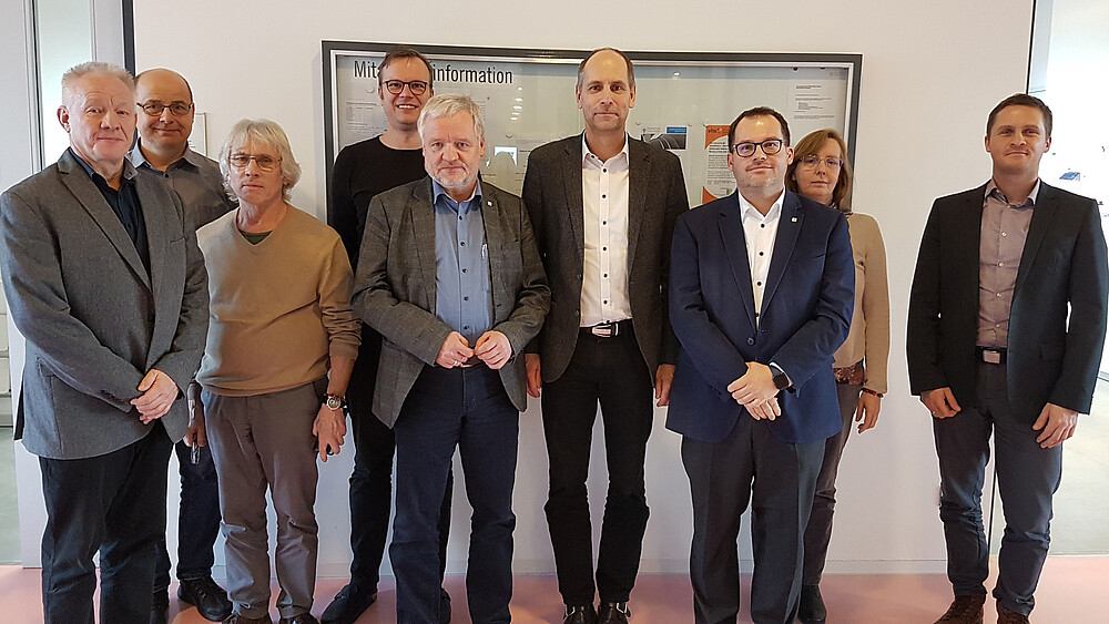 Eine Gruppe von neun Menschen