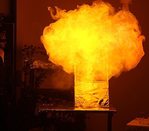 Ein Feuerball auf der Bühne