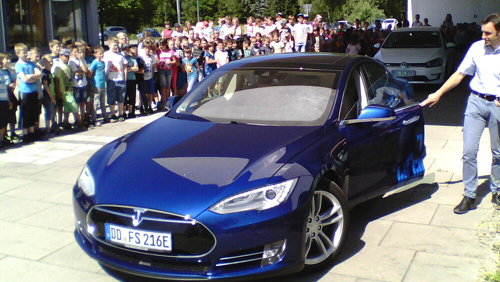 Dass Autos von morgen elektrisch fahren und mit dem Smartphone eingeparkt werden können, davon überzeugten sich die TeilnehmerInnen der Kinderakademie