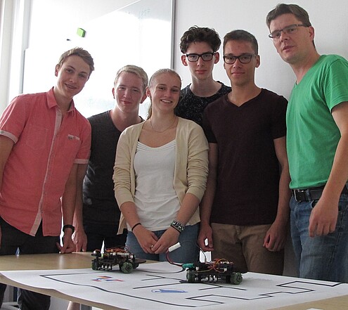 Schüler und Herr Schreiter beim Roboter-Praktikum