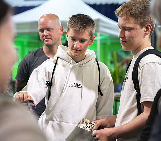 Zwei Schüler informieren sich an einem Stand.