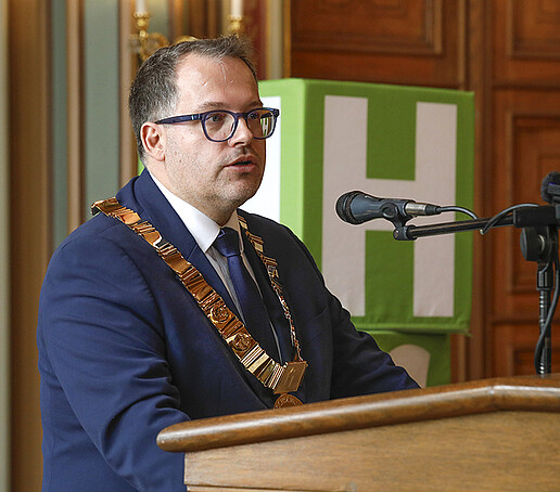 Rektor Kratzsch hält am Rednerpult seine Antrittsrede für die zweite Amtszeit.