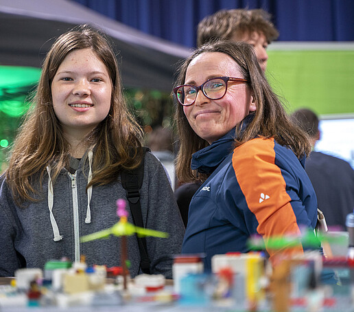 Zwei Besucherinnen lächeln in die Kamera.