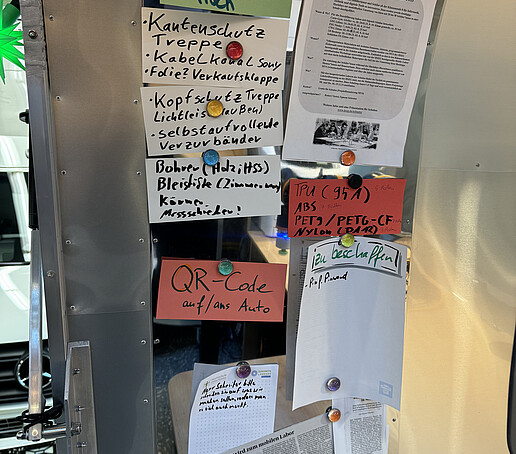 Notizzettel sind im AirStream-Anhänger angebracht an einer Seite.
