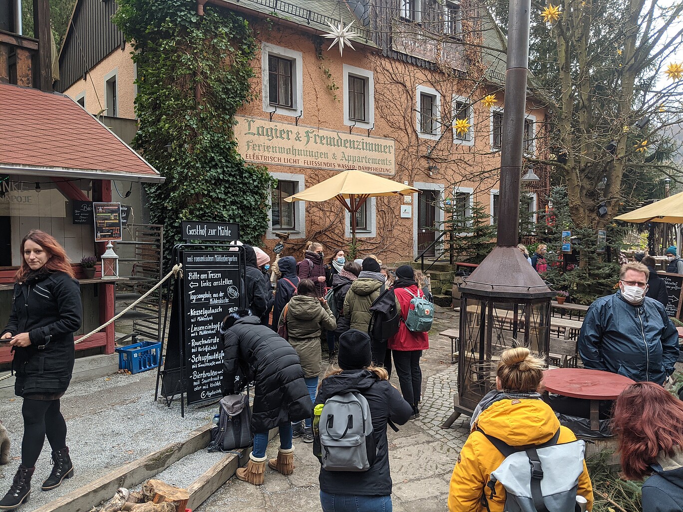 Menschengruppe vor Häusern