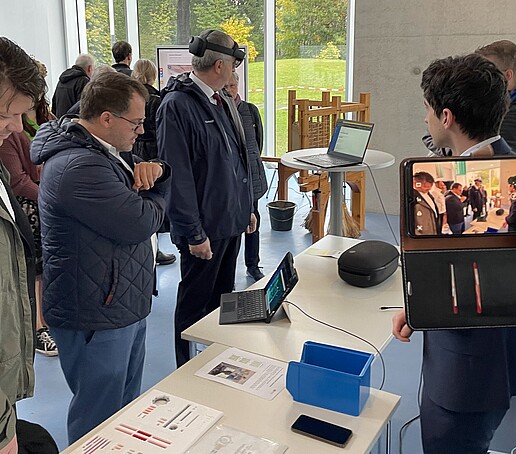 Gruppe besichtigt Campus