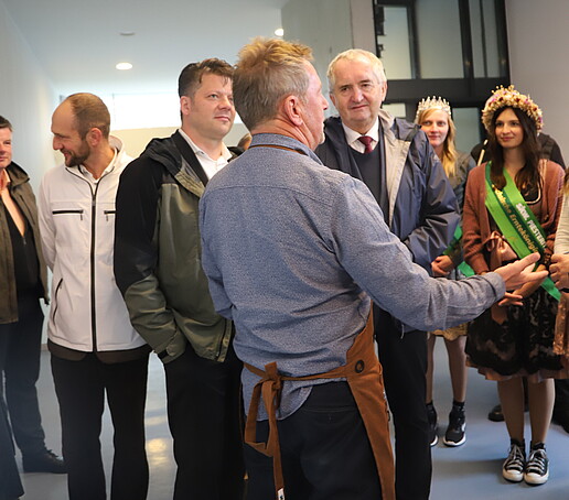 Gruppe besichtigt Campus