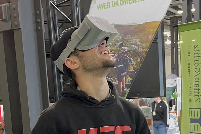 Junger Mann mit VR-Brille
