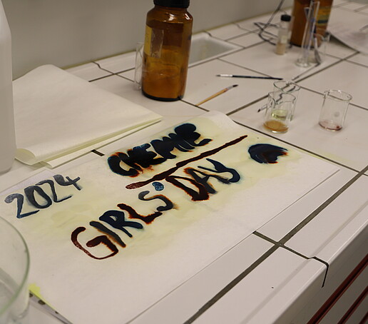 Auf einem Schild ist die Schrift "2024 Chemie Girls' Day" zu lesen.