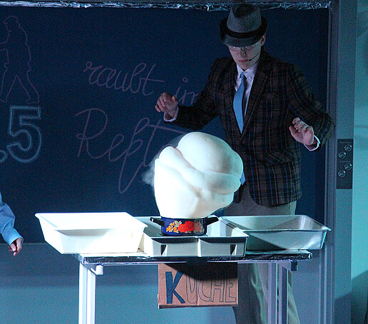 Ein Darsteller beobachtet eine Schaumfontäne.