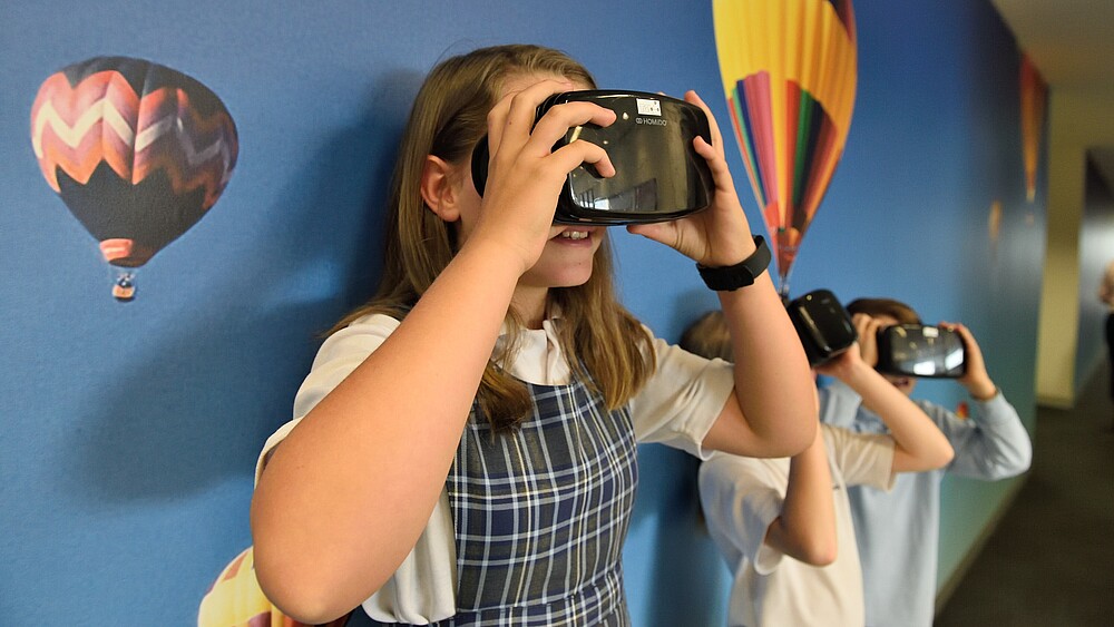 Mädchen mit VR-Brille