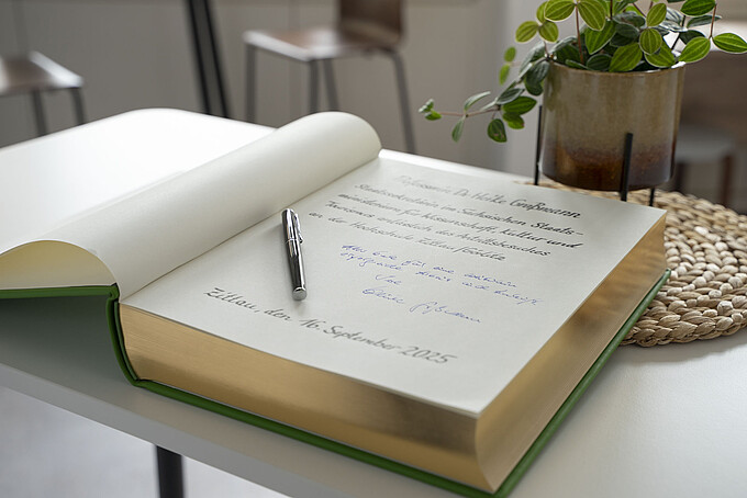 Der Eintrag der Staatssekretärin ins Goldene Buch