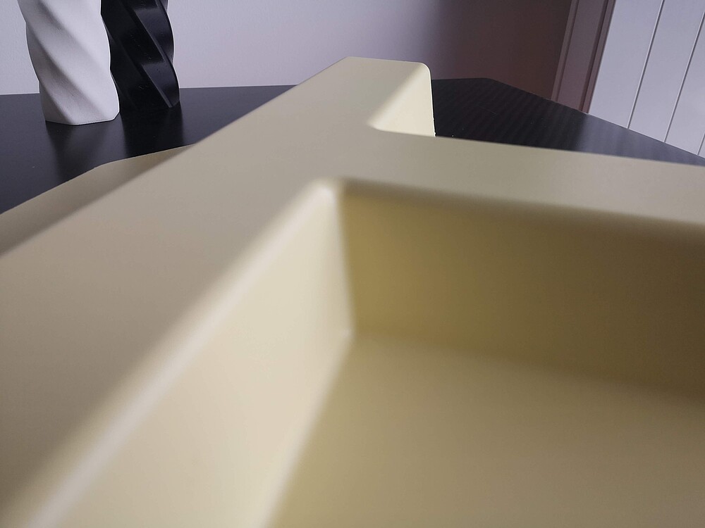 Mit Strukturlack beschichtetes Bauteil aus NFK