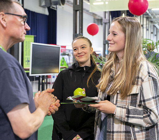 Prof. Knoll berät zwei Studieninteressierte.