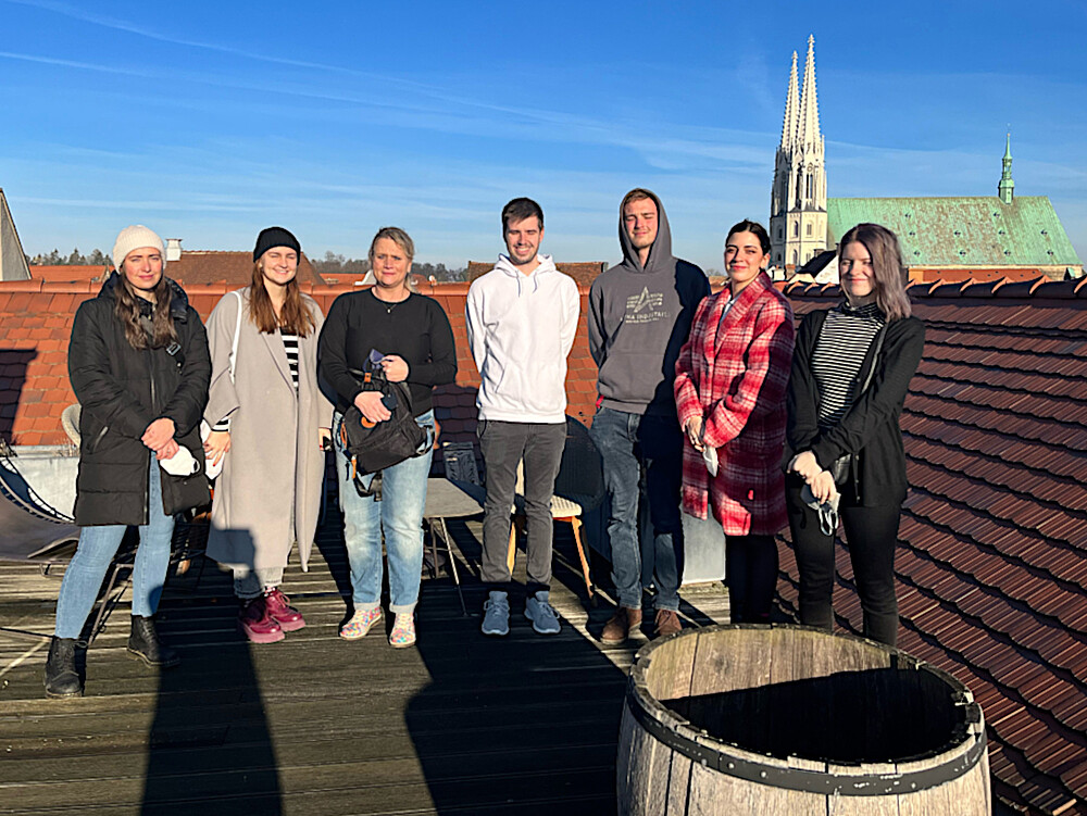 sieben Personen auf der Dachterrasse des Hotels Emmerich