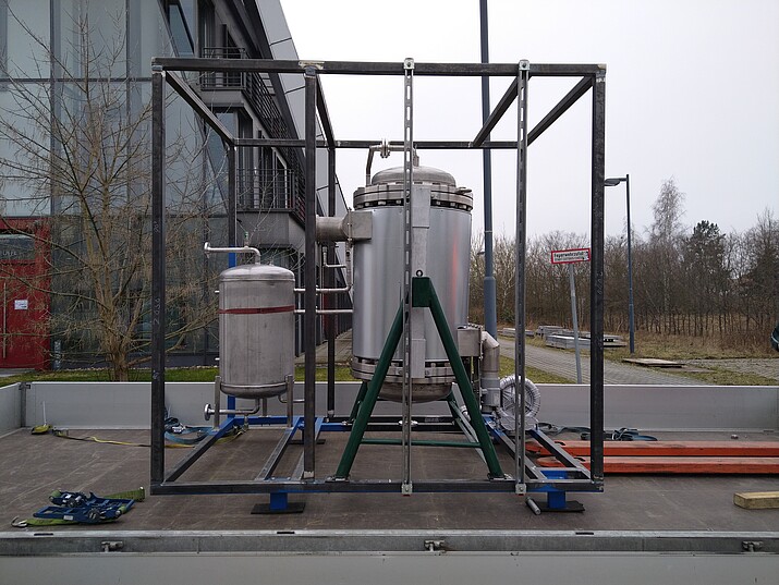 Hauptkomponenten der Sabatieranlage auf einem Gestell montiert