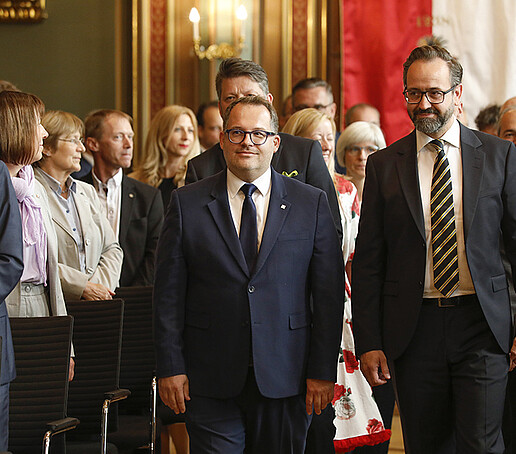 Der Ehrenzug läuft in den Bürgersaal des Zittauer Rathauses ein, angeführt vom Rektor und dem Wissenschaftsminister.