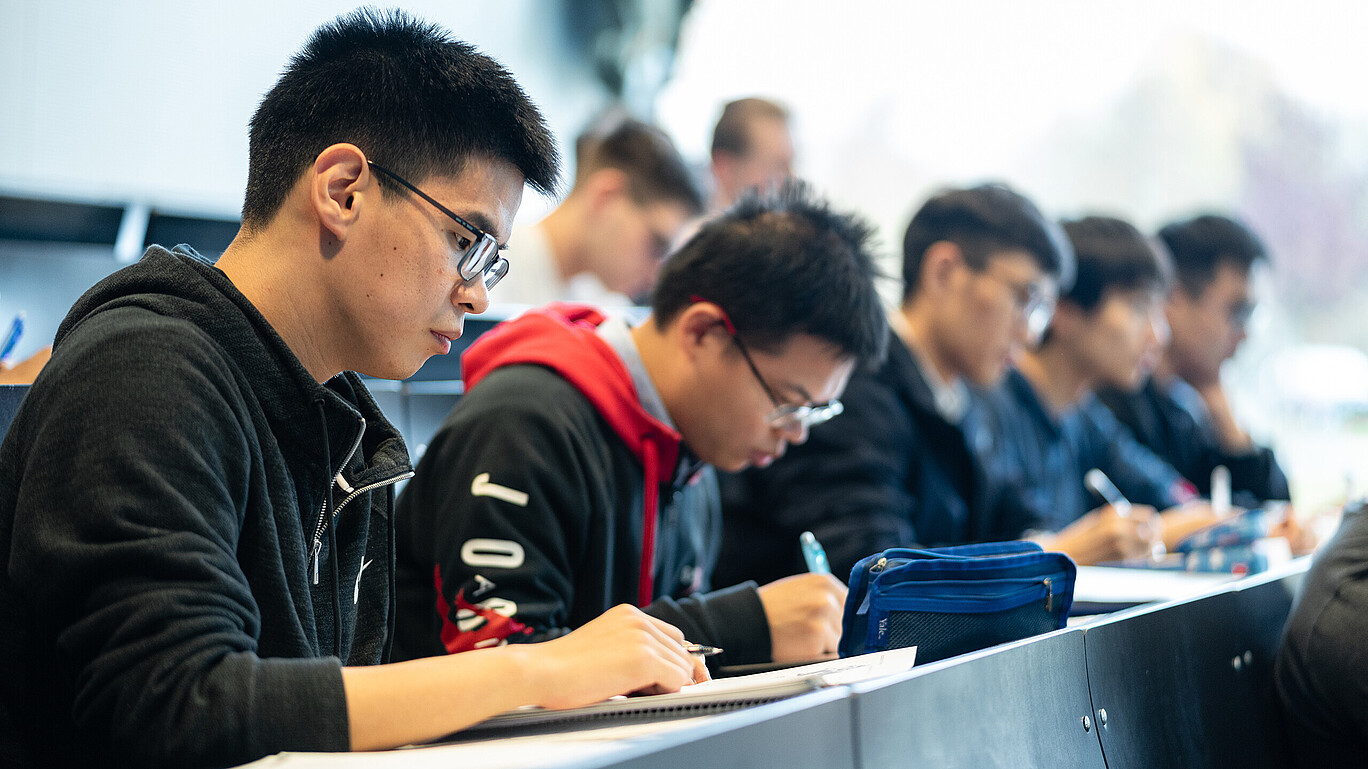 Chinesische Studierende sitzen im Hörsaal.
