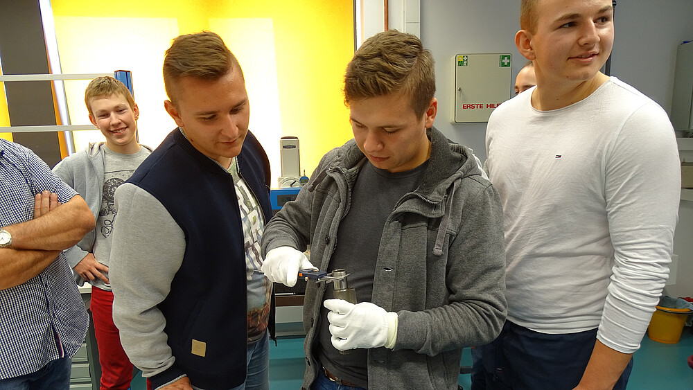 Die polnischen Berufsschüler probierten sich u.a. am elektronischen Messschieber aus