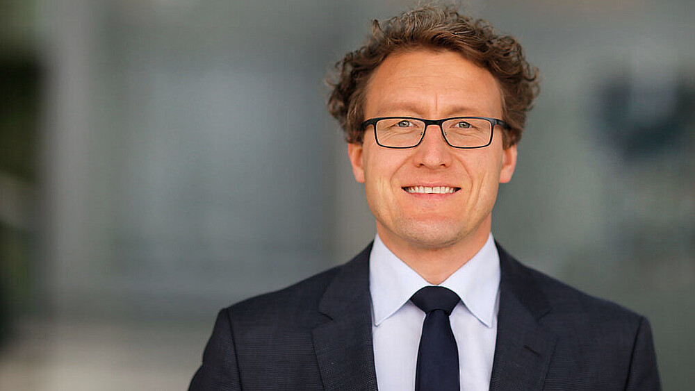 Prof. Ingo Cassack für Betriebswirtschaft mit Schwerpunkt Controlling lächelt in die Kamera.