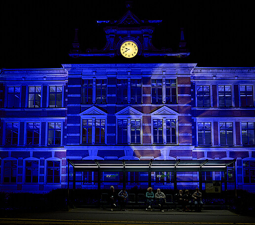 Die Parkschule ist blau angestrahlt.