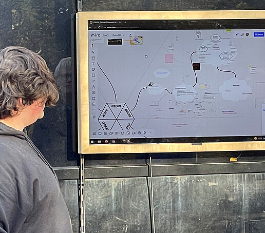Eine interessierte Person blickt auf einen Bildschirm