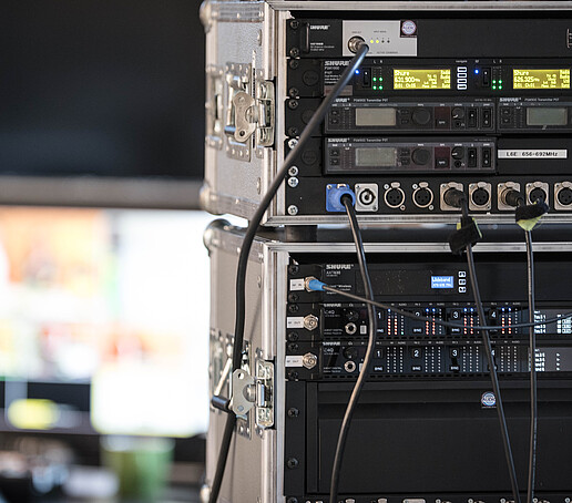 Tontechnikwürfel, im Hintergrund ein Bildschirm