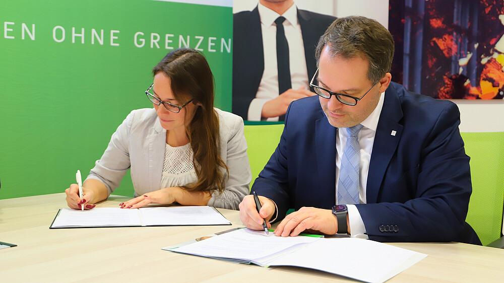 Leiterin des Regionalcenters Görlitz Linda Zölfel von der AOK Plus und Rektor der HSZG Prof. Dr.-Ing. Alexander Kratzsch bei der Kooperationsunterzeichnung