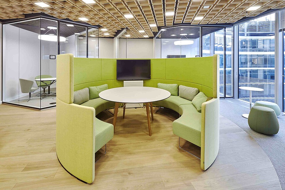 Beispiel eines modernen Lernraumes: Rondell mit Sitzpolstern, Tisch und Bildschirm