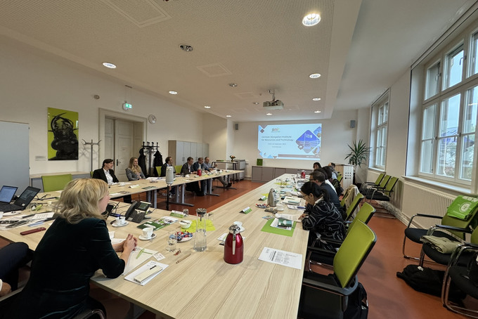 Rektorin des GMIT Prof. Dr. Battsengel Baatar stellt ihre Hochschule während des Treffens an der HSZG vor.