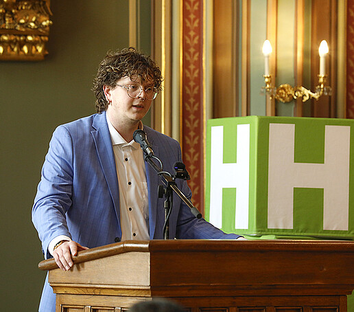 Tom Walter vom Personalrat hält am Rednerpult eine Rede.