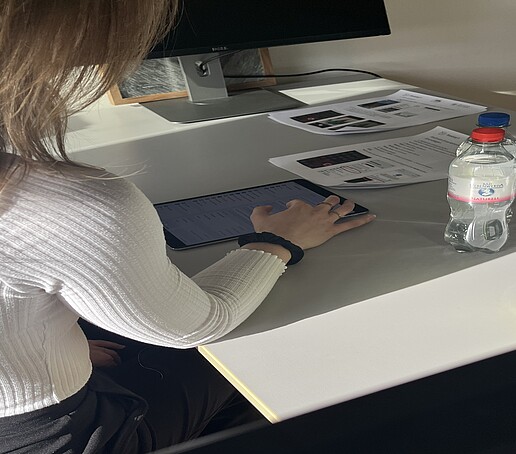 Teilnehmerin am Tablet