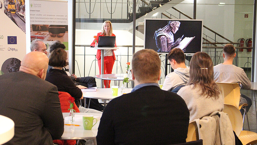 Die Prorektorin spricht vor Publikum.