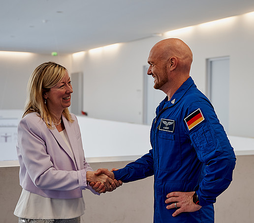 Die Prorektorin begrüßt Alexander Gerst an der HSZG.