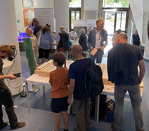 Viele Menschen an den Versuchsständen