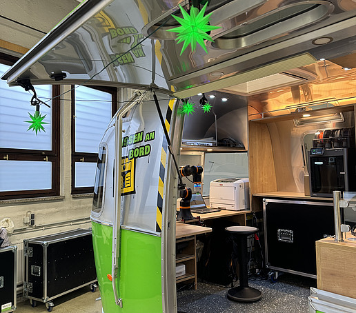 Im geöffneten AirStreamer hängt ein grüner Herrnhuter Stern an der aufgeklappten Tür.