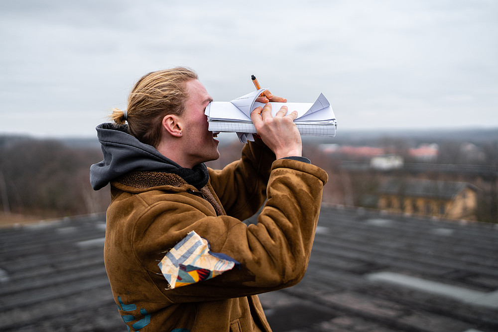 Studierender blickt über eine Stadt