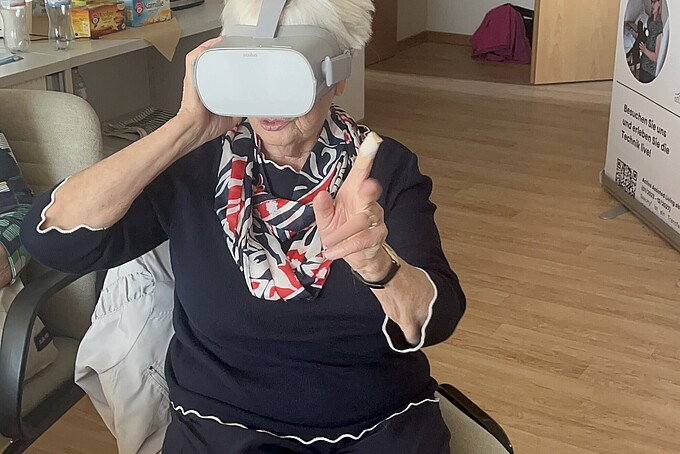 Teilnehmerin mit VR-Brille