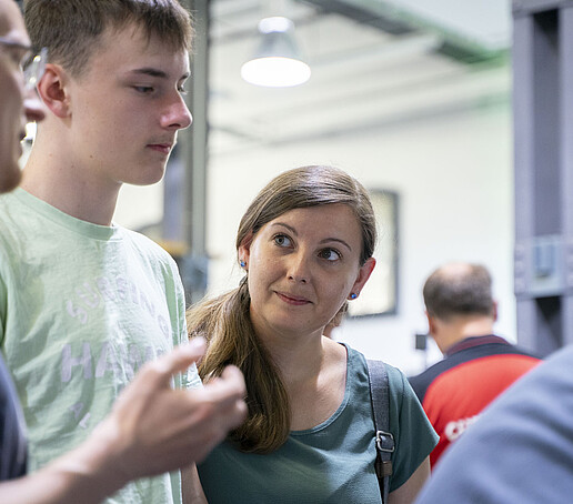 Besuchende im Gespräch.