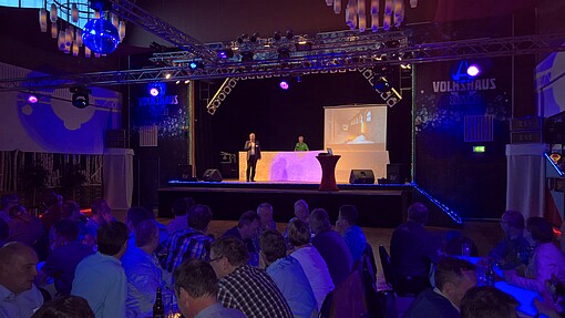 Beim letzten offizielle Akt des Treffens, der Eröffnung des Buffet in der traditionsreichen Zittauer Lokalität „Volkshaus“ durch den Dekan der Fakultät Elektrotechnik und Informatik - Prof. Dr.-Ing. Haim – ist man sich bereits einig, dass eine erfolgreich Beim letzten offizielle Akt des Treffens, der Eröffnung des Buffet in der traditionsreichen Zittauer Lokalität „Volkshaus“ durch den Dekan der Fakultät Elektrotechnik und Informatik - Prof. Dr.-Ing. Haim – ist man sich bereits einig, dass eine erfolgreich