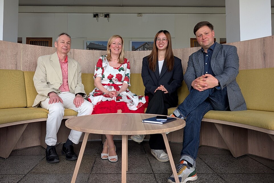 Abbildung: Dr. Germar Schneider, Prof. Dr. rer. pol. Sophia Keil, Ly Hong Nguyen und Daniel Winkler sitzen auf einem Rundsofa und lächeln in die Kamera.