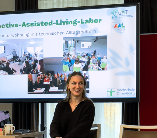 Referentin vor dem Bildschirm