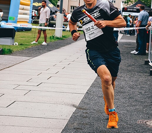Ein Läufer läuft seine Runde auf dem Campus.