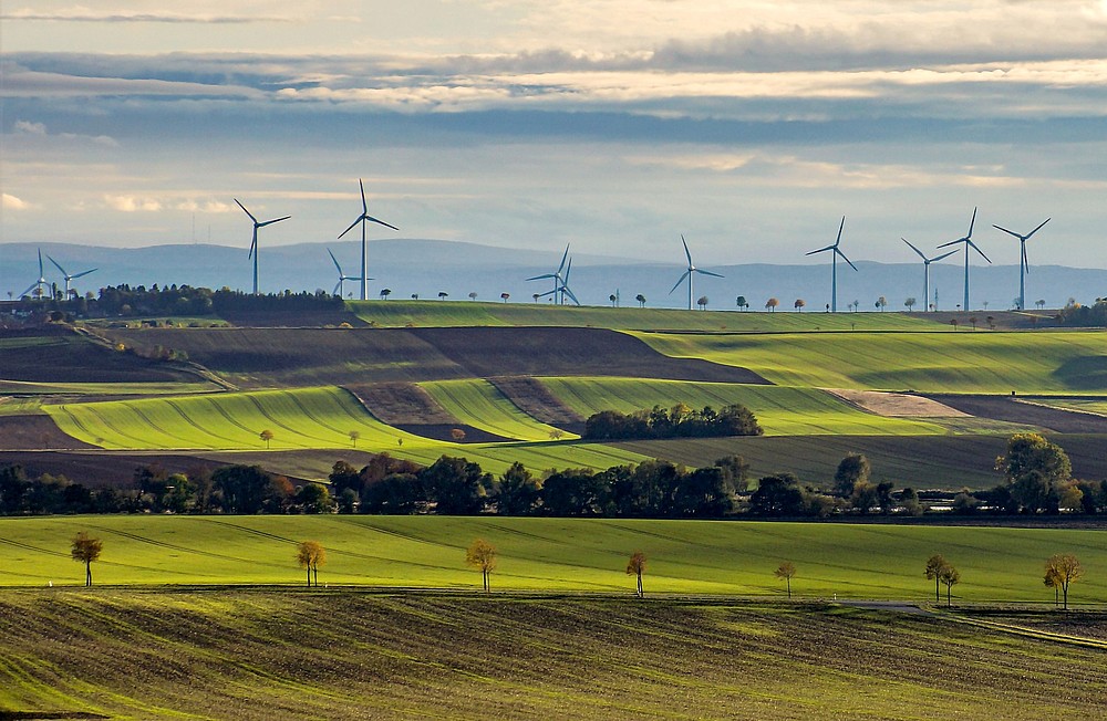 Landschaft mit Windrädern