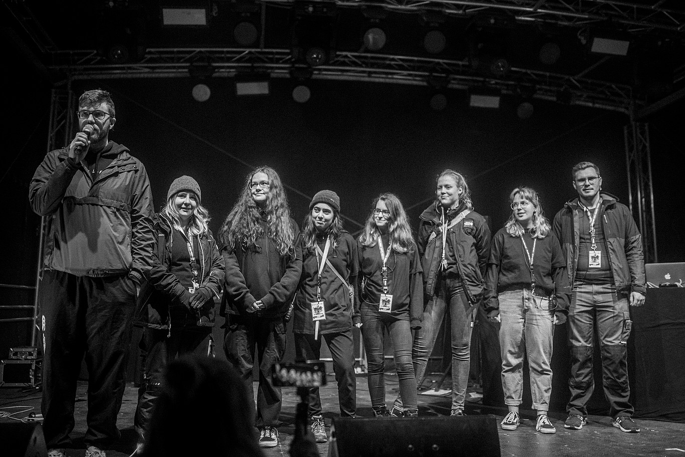 8 Personen auf der Bühne