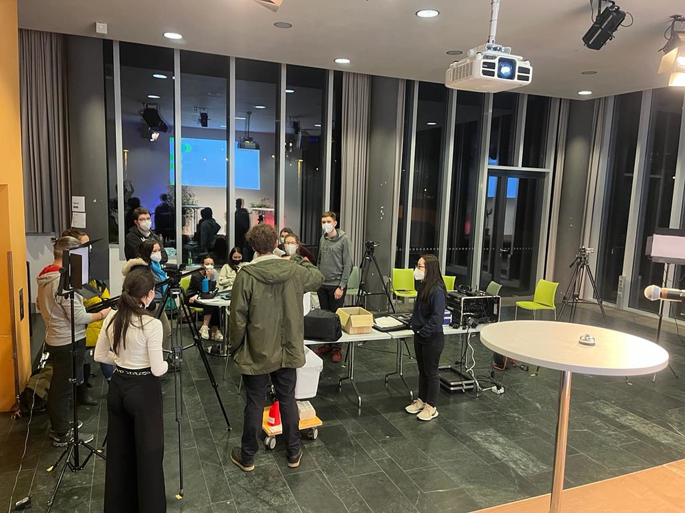 Blick auf das Studio in einer Beratungsphase mit 11 Personen