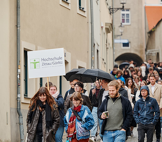 Studierende gehen durch Zittau.